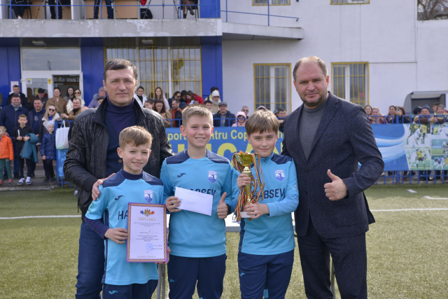 Ceremonia de premiere a echipelor învingătoare în cadrul turneului de fotbal „Chișinăul de Seară” 